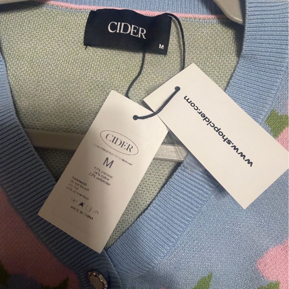 NEW Cider Two Tone Button Up Floral Faux Pearl Crop Cardigan - Picture 4 of 4